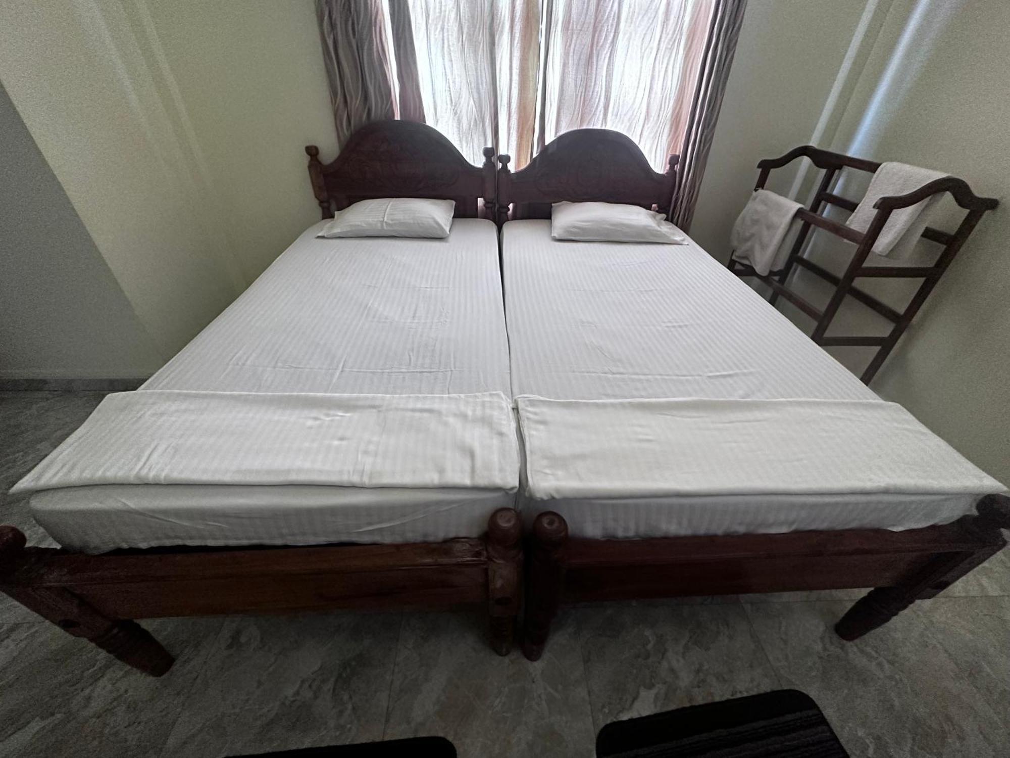 N Joy Inn Тринкомале Екстериор снимка