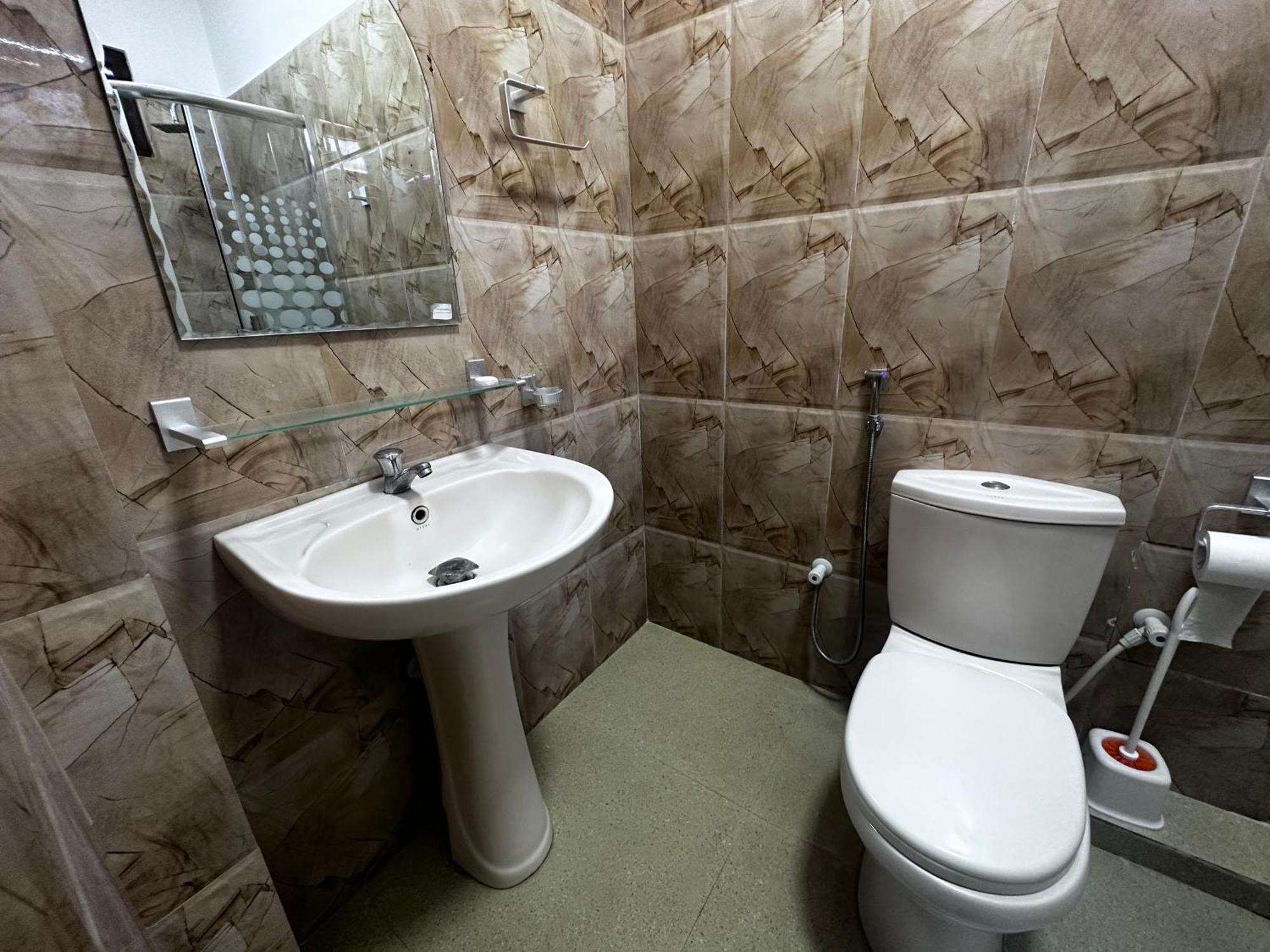 N Joy Inn Тринкомале Екстериор снимка