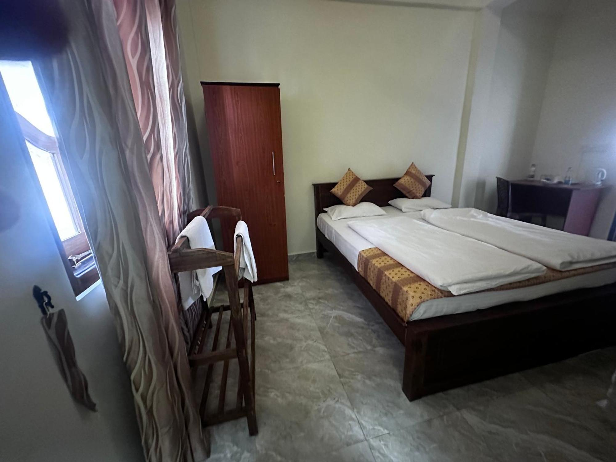 N Joy Inn Тринкомале Екстериор снимка
