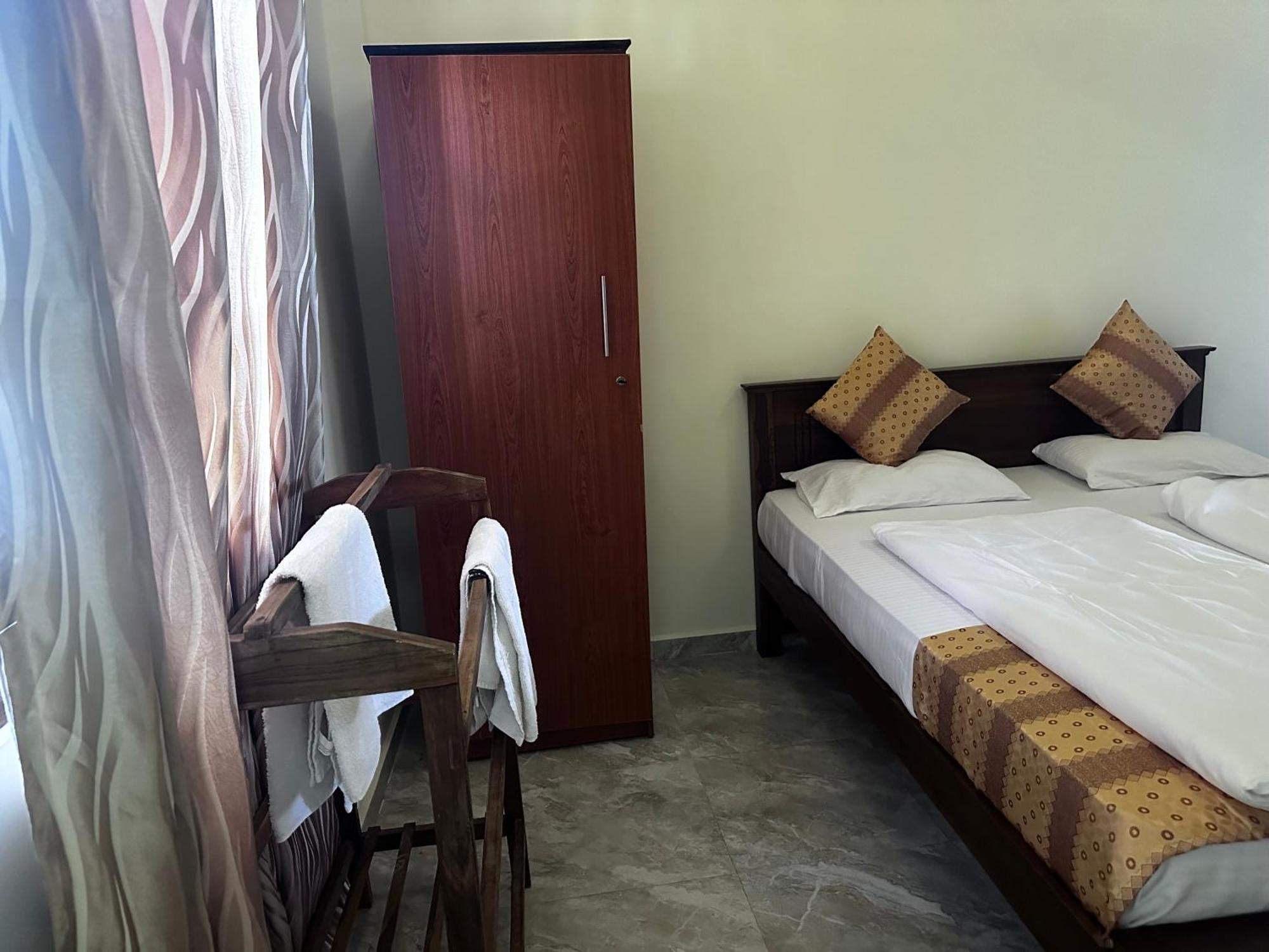 N Joy Inn Тринкомале Екстериор снимка