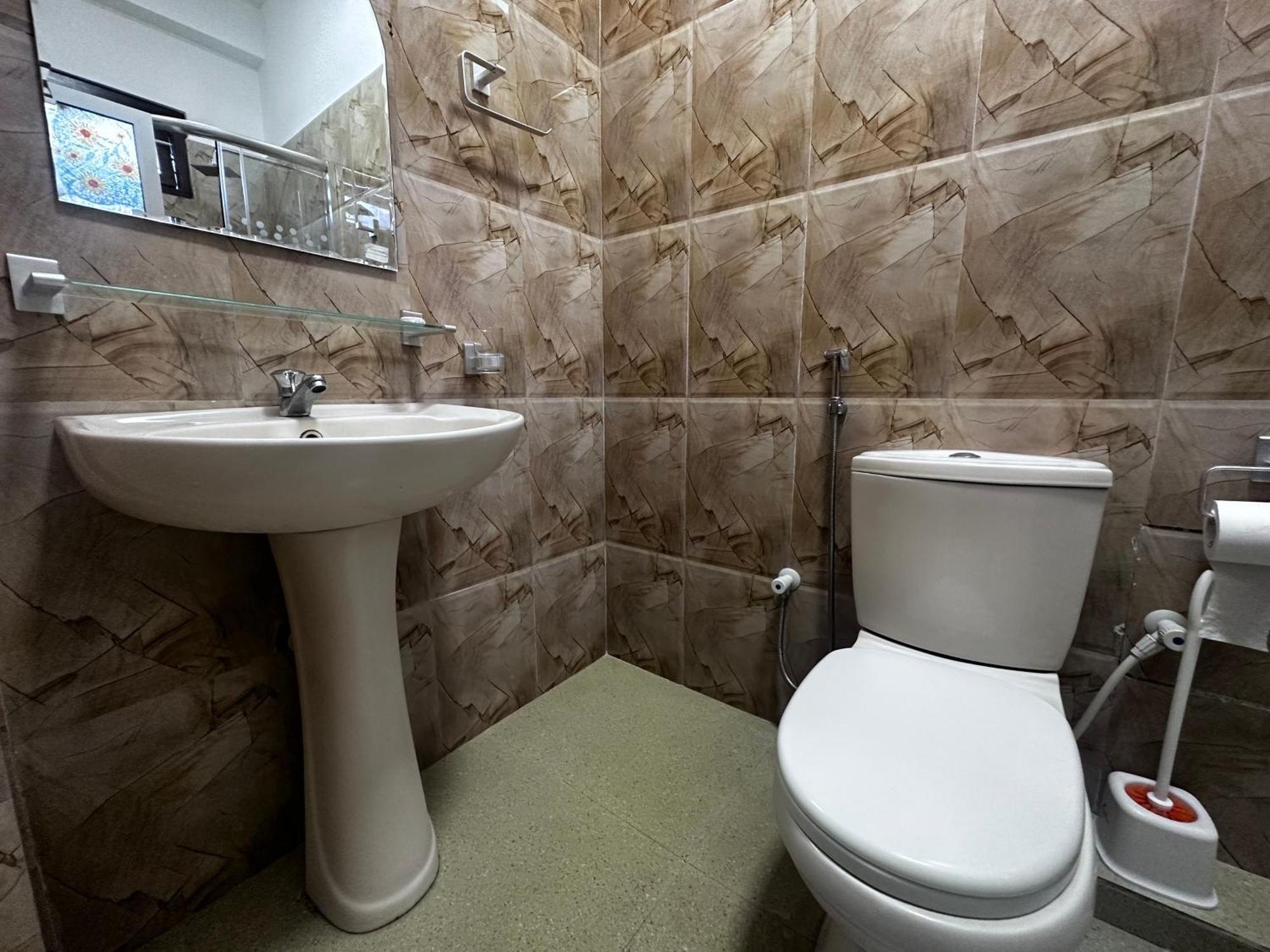 N Joy Inn Тринкомале Екстериор снимка