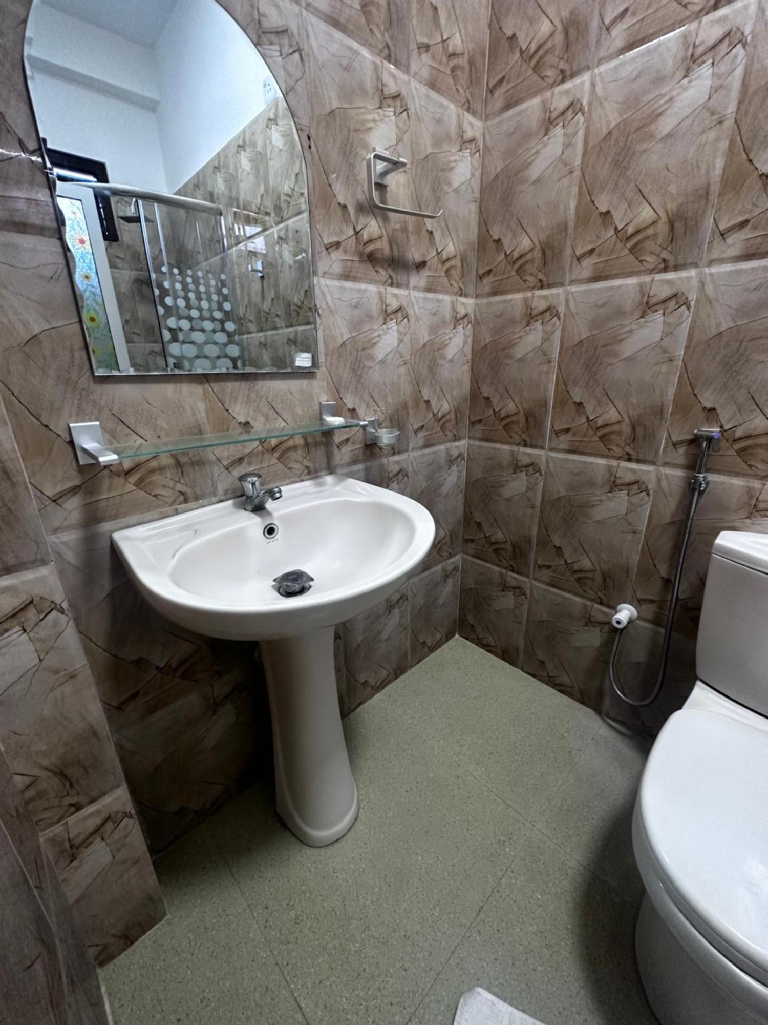 N Joy Inn Тринкомале Екстериор снимка
